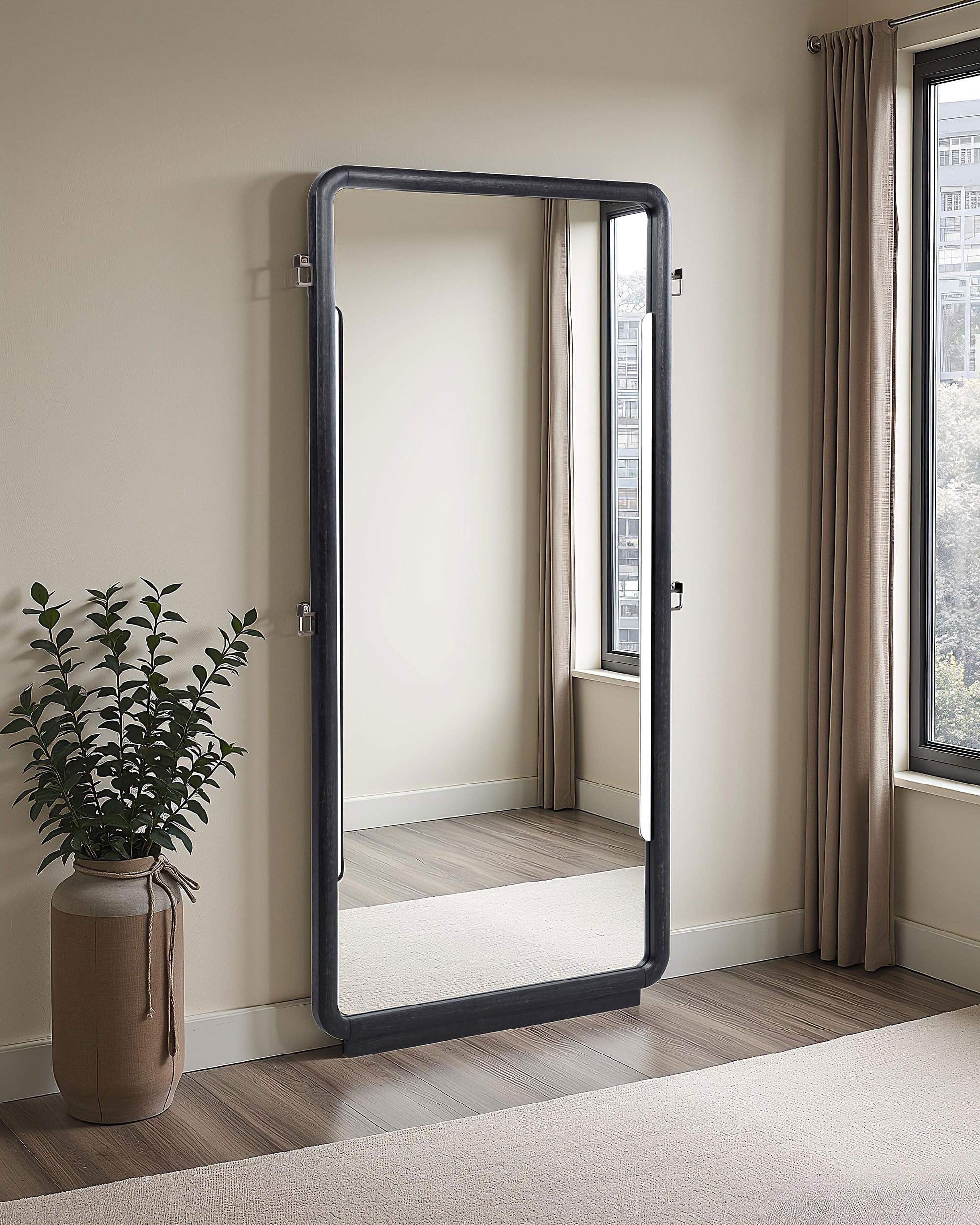 Leonardo Mirror